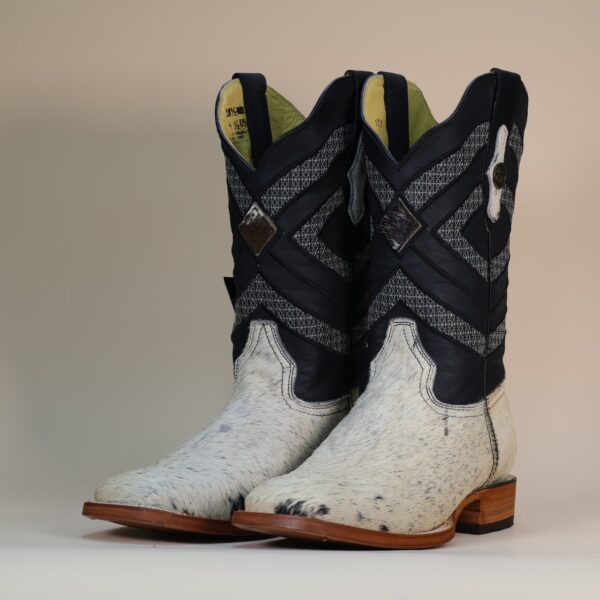 Bota-Pelo-51.jpg Pegazuz Black & White Cowhide Boot PG26 - 9.5